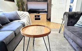 Modern Home2Home - Easy Centre Access & Free Parking